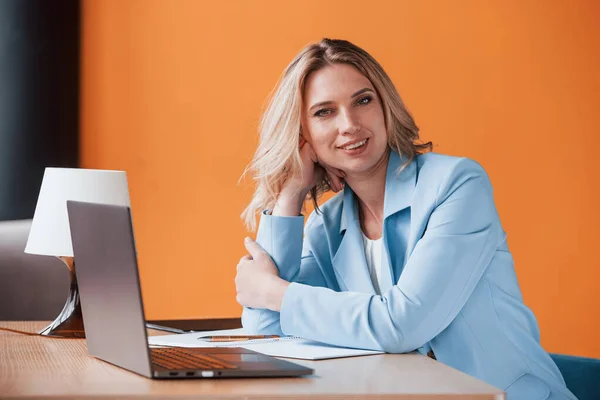 Välkommen Till Min Arbetsplats Affärskvinna Med Lockigt Blont Hår Inomhus — Stockfoto