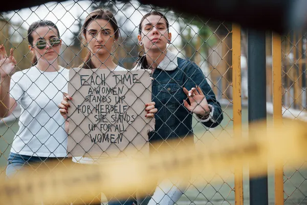 Çitin Içinden Bir Grup Feminist Kadın Dışarıda Hakları Için Protesto — Stok fotoğraf