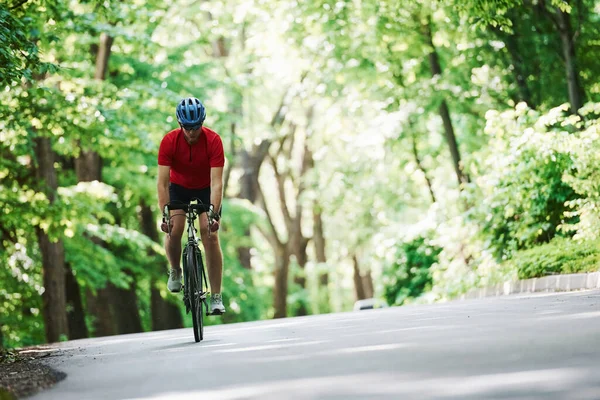 Lehkých Šatech Cyklista Kole Asfaltové Cestě Lese Slunečného Dne — Stock fotografie