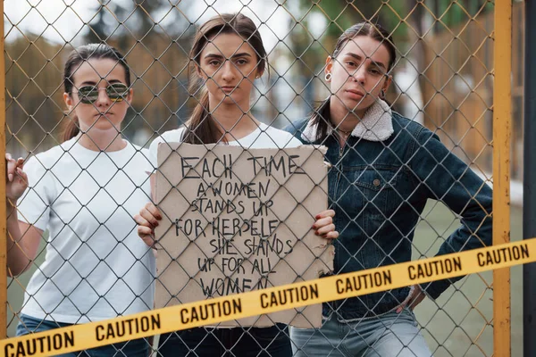 Feminizm Kavramı Bir Grup Kadın Dışarıda Hakları Için Protesto Yapıyor — Stok fotoğraf