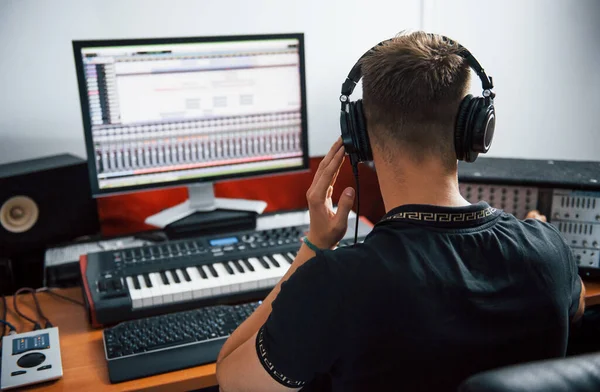 Sound Engineer Headphones Working Mixing Music Indoors Studio — Stock Photo, Image