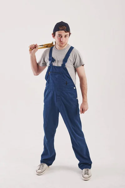 Llámame Necesitas Ayuda Hombre Uniforme Azul Levanta Contra Fondo Blanco —  Fotos de Stock