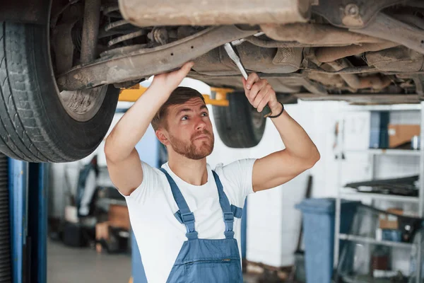 Ese Coche Visto Días Mejores Empleado Uniforme Color Azul Trabaja — Foto de Stock