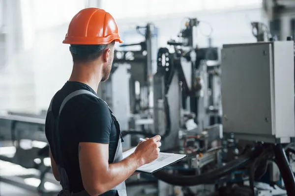 Trabajador Industrial Interior Fábrica Joven Técnico Con Sombrero Duro Naranja —  Fotos de Stock