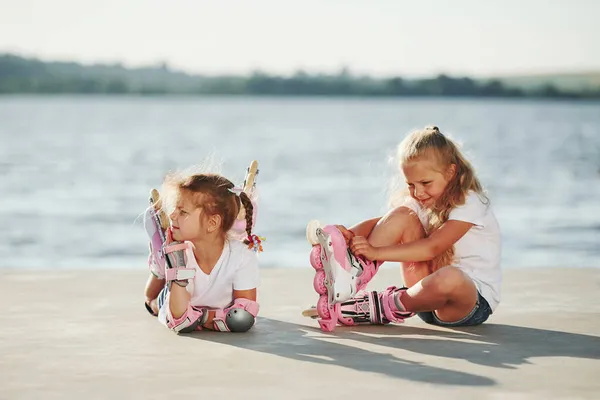 Two Little Girls Roller Skates Outdoors Lake Background — Stock Photo, Image