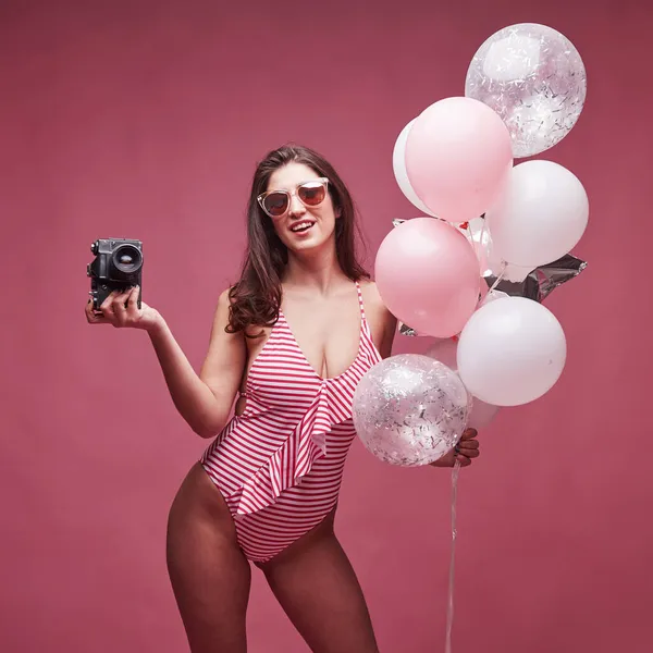 Festa Med Ballonger Snygg Vacker Ung Flicka Bikini Står Och — Stockfoto