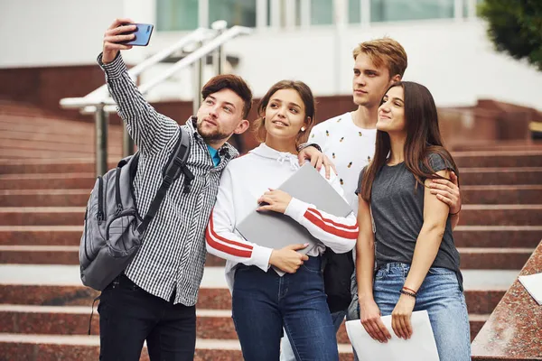 Stoję Robię Sobie Selfie Grupa Młodych Studentów Ubraniach Casual Pobliżu — Zdjęcie stockowe