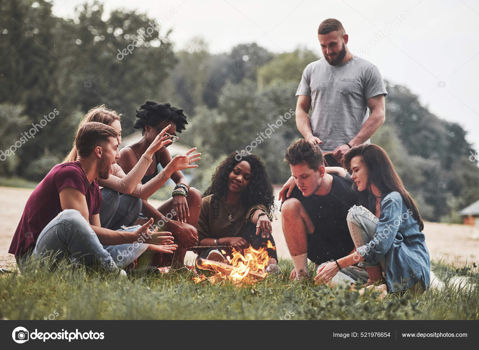 Человек Говорит Интересом Группа Людей Устраивает Пикник Пляже.