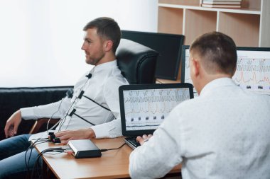 Karının artık seni sevmediğini hissediyorsun. Şüpheli adam yalan detektöründen geçiyor. Sorular soruyor. Yalan makinesi testi.