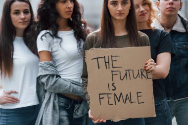 Bugün dinlenmek istiyorlar. Bir grup feminist kadın dışarıda hakları için protesto yapıyor..
