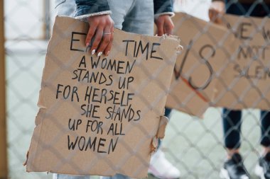 Parçacık görünümü. Bir grup feminist kadın dışarıda hakları için protesto yapıyor..