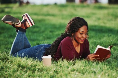 Açık havada temiz havada. Yazın parktaki neşeli Afrikalı Amerikalı kadın..
