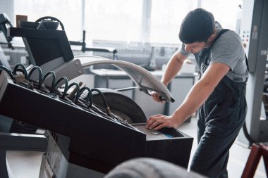 - İşte başlıyoruz. Genç adam gündüz atölyesinde tekerlek diskleriyle çalışıyor..