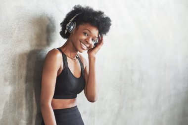 Güzel müzikler var. Spor yaptıktan sonra spor kıyafetli Afrikalı Amerikalı bir kızın portresi..