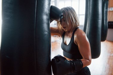 Kadınlar iyi antrenman yapar. Boks antrenmanı için spor salonunda dinleniyorum..