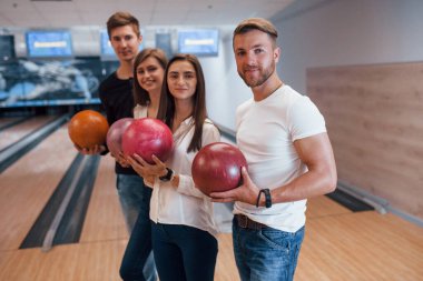 Kameraya bakıyorum. Genç neşeli arkadaşlar hafta sonları bowling kulübünde eğleniyorlar..