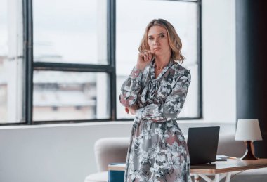 Aile terapisi dersine hoş geldiniz. Pencerenin önünde kıvırcık sarı saçlı bir iş kadını duruyordu..