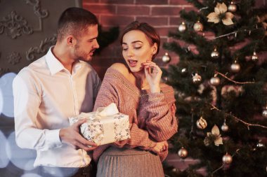 Sana bir hediyem var. Güzel bir çift yeni yılı dekore edilmiş odada kutluyor..