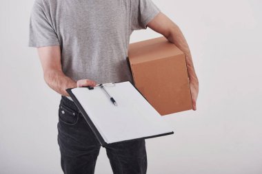 Boş kağıt. Elinde kutu olan adam stüdyoda beyaz arka plana karşı duruyor..