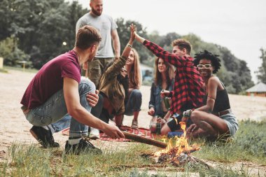 Alkolsüz parti olmaz. Bir grup insan sahilde piknik yapıyor. Arkadaşlar hafta sonu eğlenir..
