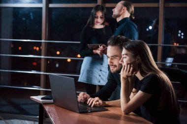 Diğerleri uyurken işlerini yaparlar. Genç iş adamlarından oluşan bir ekip gece ofiste projeleri üzerinde çalışıyor..