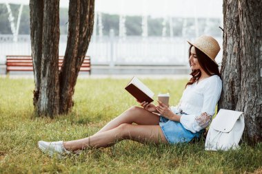 Zeki esmer. Genç bir kadın hafta sonu geçirir ve gündüz vakti parkta oturur..