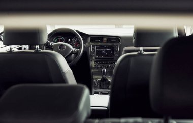 Yepyeni, modern elektrikli arabanın içinde. Parçacık görünümü. Kesilmiş fotoğraf.