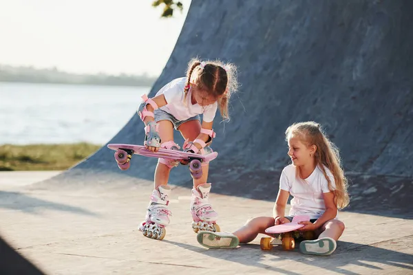 Versuch Einer Neuen Skate Zwei Süße Weibliche Kinder Haben Spaß — Stockfoto