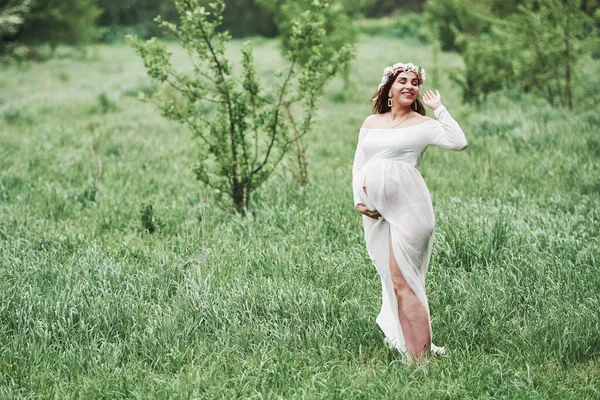 Mooie Geluiden Van Natuur Mooie Zwangere Vrouw Jurk Hebben Een — Stockfoto