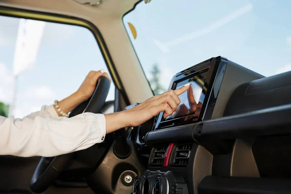 Panoul Control Vedere Particulară Femeii Care Conduce Mașină Nouă Modernă — Fotografie, imagine de stoc