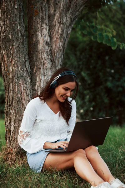 Met Laptop Koptelefoon Jonge Vrouw Hebben Weekend Zit Het Park — Stockfoto