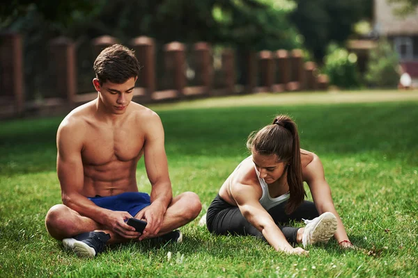 Hora Pequeño Descanso Hombre Mujer Tienen Día Fitness Ciudad Durante —  Fotos de Stock