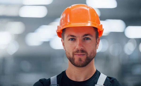 Portret Van Mannelijke Industriële Werknemer Binnen Fabriek Jonge Technicus Met — Stockfoto