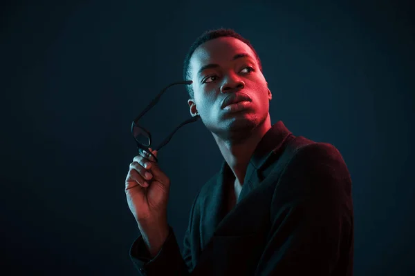 Divatmodell Futurisztikus Neon Világítás Fiatal Afro Amerikai Férfi Stúdióban — Stock Fotó