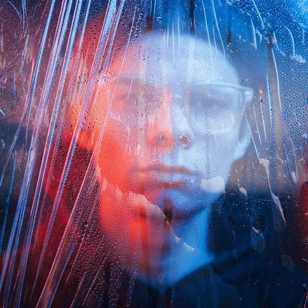 Cores Polícia Estúdio Filmado Estúdio Escuro Com Luz Néon Retrato — Fotografia de Stock