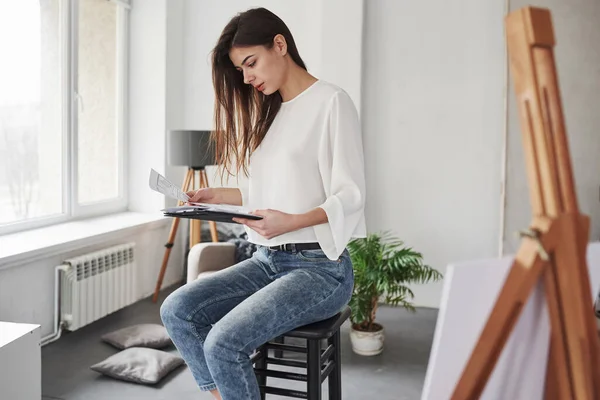 Almohadas Planta Verde Está Suelo Joven Morena Habitación Con Paredes — Foto de Stock