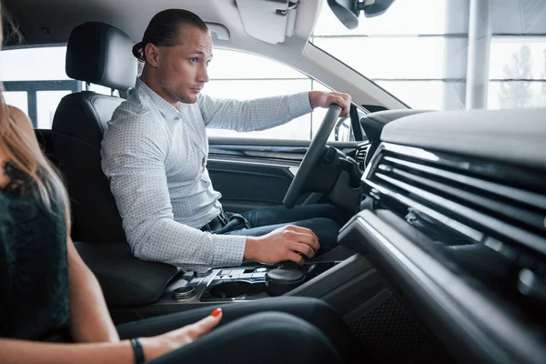 Eenvoudig Mooi Interieur Positieve Manager Toont Kenmerken Van Nieuwe Auto — Stockfoto