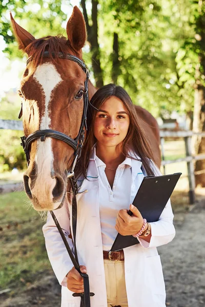 Com Bloco Notas Nas Mãos Veterinário Fêmea Examinando Cavalo Livre — Fotografia de Stock