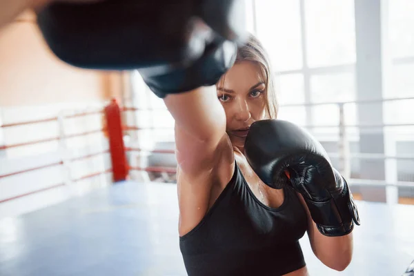 Nunca Rindas Mujer Deportista Entrenando Ring Boxeo Ropa Color Negro —  Fotos de Stock