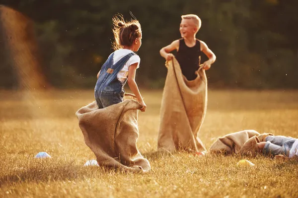 Salto Sacco Corsa All Aperto Nel Campo Bambini Divertono Giorno — Foto Stock