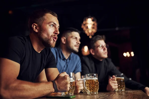 Tre Appassionati Sport Bar Guardare Calcio Con Birra Mano — Foto Stock