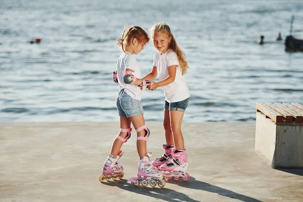 Zwei Kinder Lernen Tagsüber See Das Fahren Auf Rollschuhen — Stockfoto