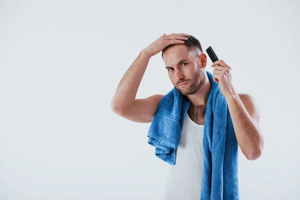 Moet Mooi Uitzien Vandaag Man Met Blauwe Handdoek Staat Tegen — Stockfoto