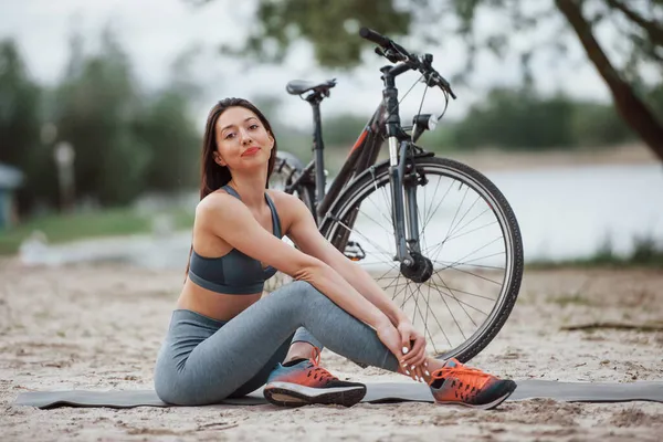 Uvolněný Spokojený Žena Cyklistka Dobrým Tvarem Těla Sedí Blízkosti Svého — Stock fotografie