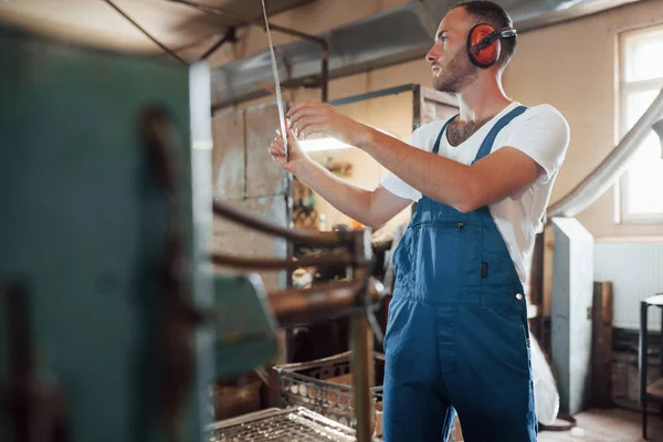 Slank Stuk Metaal Man Uniform Werkt Aan Productie Industriële Moderne — Stockfoto