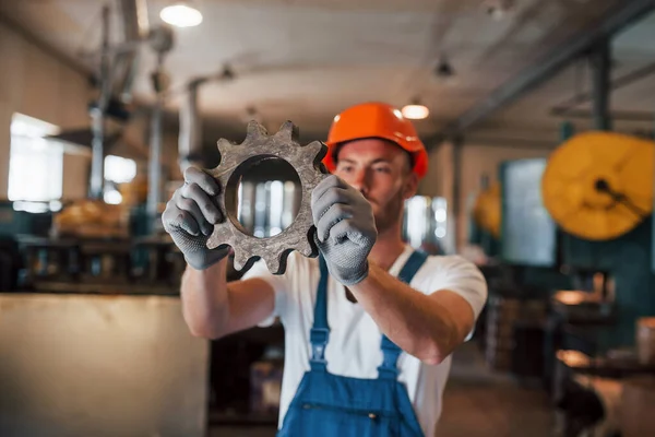 Lange Handen Man Uniform Werkt Aan Productie Industriële Moderne Technologie — Stockfoto