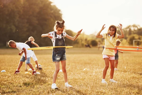 Girls Circle Fitness Tool Group Kids Have Active Weekend Field — Stock Photo, Image