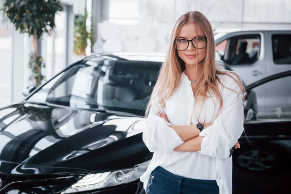 Qué Puedo Ayudarle Joven Gerente Taller Automóviles Opone Coche Negro — Foto de Stock