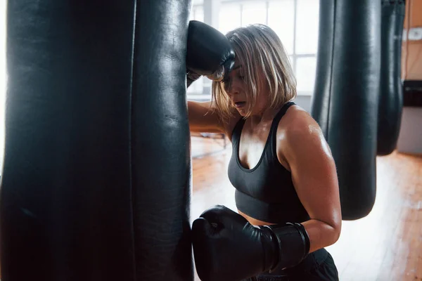 Que Mujer Tenga Buen Entrenamiento Descansando Gimnasio Para Entrenamiento Box — Foto de Stock