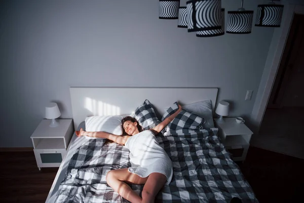 Bom Interior Mulher Muito Jovem Deitada Cama Hora Manhã Seu — Fotografia de Stock